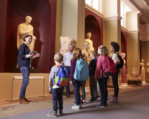 A kids field trip to a museum